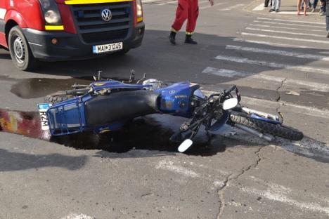 Accident în centru: Un motociclist a intrat din plin într-un Matiz care a trecut pe galben (FOTO)