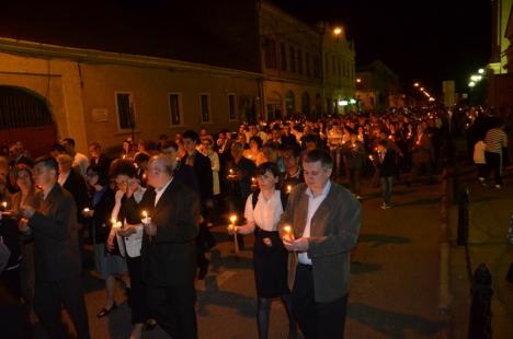 Hristos a Înviat! Sute de orădeni au mers să ia lumină la bisericile din centru (FOTO)