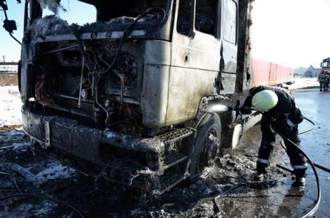 Un camion a luat foc în mers, lângă Metro. Cozile de maşini s-au întins pe sute de metri (FOTO)