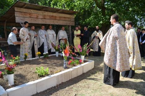 Criticat că n-a mers la înmormântare, episcopul Sofronie a oficiat parastasul părintelui Ciordaş (FOTO)