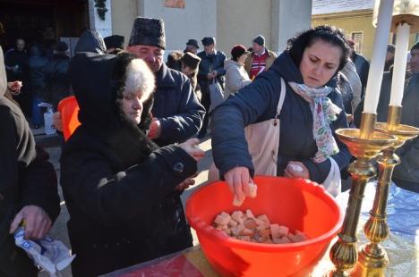 Mii de credincioşi ortodocşi şi catolici din Oradea au participat la slujba de sfinţire a apelor, de Bobotează (FOTO/VIDEO)