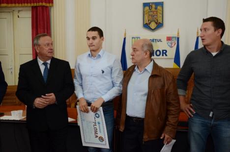 Campionii de la echipa de polo juniori I a CS Crişul, premiaţi de conducerea clubului (FOTO)