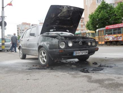 O maşină a luat foc în mers, în Nufărul (FOTO)