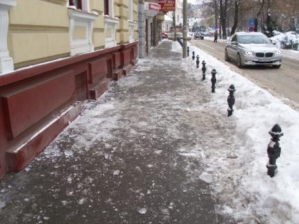 Pompierii, chemaţi să dea jos ţurţurii de gheaţă de pe clădirea DSP Bihor (FOTO)