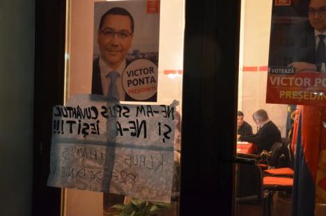 Alegeri cu emoţii: Şefii PSD au avut nevoie de protecţia jandarmilor pentru a părăsi sediul (FOTO)