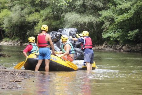 Voluntarii ABA Crişuri şi Master Adventure au curăţat apele Crişului Repede (FOTO)