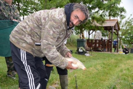 Cupa presei la pescuit a adunat ziariştii bihoreni pe marginea lacului din Husasău de Criş (FOTO)