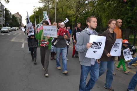 Jumătate din câţi au fost duminica trecută, orădenii au mărşăluit din nou împotriva exploatărilor de la Roşia Montană (FOTO/VIDEO)
