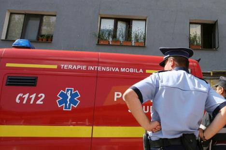 Se întâmplă în România: Un şofer a ajuns la spital, după ce şina de tramvai a perforat podeaua maşinii şi i-a intrat în stomac