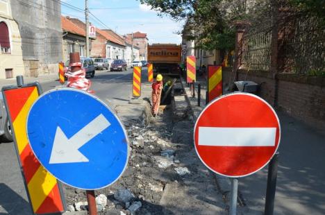 Atenţie, "şanţier"! Primăria a transformat 62 de străzi din Oradea în şantiere nesemnalizate (FOTO)