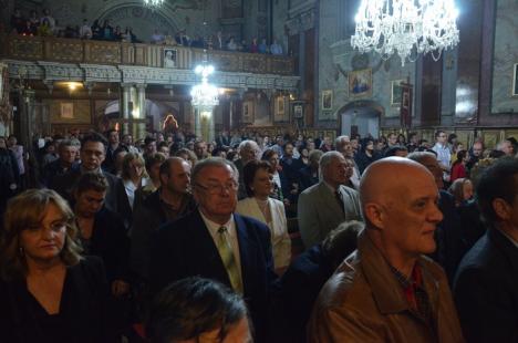 Hristos a Înviat! Sute de orădeni au mers să ia lumină la bisericile din centru (FOTO)