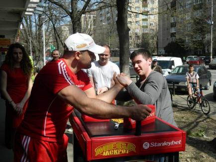 Campionul mondial la skandenberg Ion Oncescu a adus o valiză blindată cu bani unui câştigător la jocuri de noroc din Oradea (FOTO)