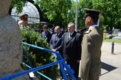 Autorităţile au marcat Ziua Eroilor Neamului cu depuneri de coroane (FOTO)