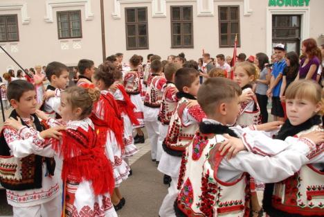 Carnaval european pe străzile Oradiei: Elevii au promovat unitatea în Europa (FOTO/VIDEO)