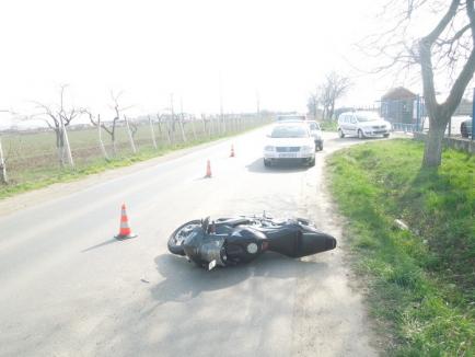 Un motociclist a ajuns la spital, după o depăşire nereuşită pe Calea Sântandreiului (FOTO)