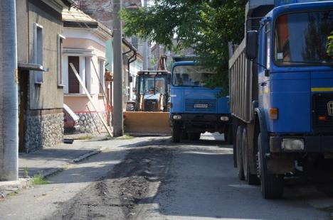 Atenţie, "şanţier"! Primăria a transformat 62 de străzi din Oradea în şantiere nesemnalizate (FOTO)