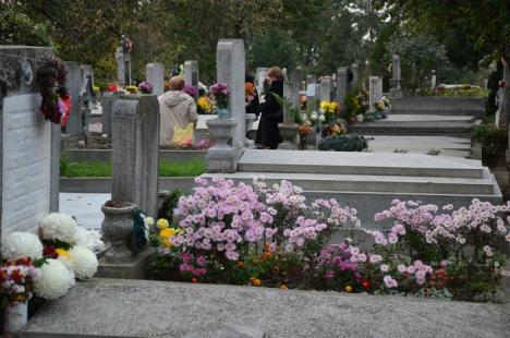 Cimitirul Municipal s-a umplut de lumină şi flori, de Ziua Morţilor (FOTO)
