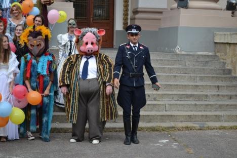 Festivalul orădean de teatru a fost anunţat cu o paradă a costumelor (FOTO)