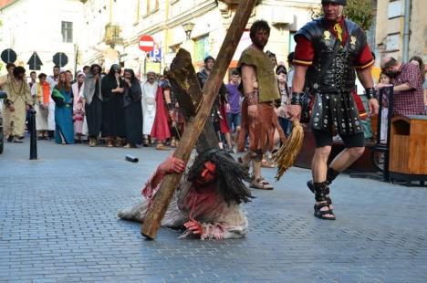 Patimile lui Hristos: Sute de orădeni l-au însoţit pe Iisus pe Drumul Crucii (FOTO / VIDEO)