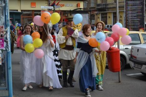 Festivalul orădean de teatru a fost anunţat cu o paradă a costumelor (FOTO)