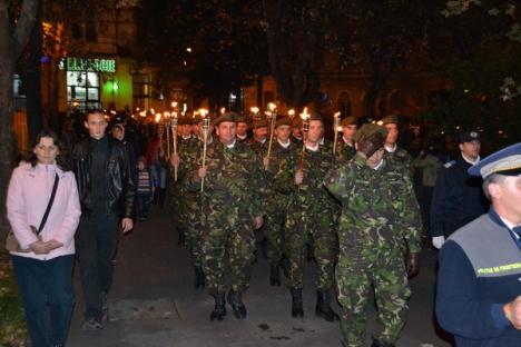 Militarii, aplaudaţi la retragerea cu torţe. Mii de orădeni i-au întâmpinat în Parcul 1 Decembrie (FOTO)