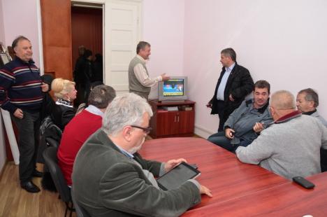 "Silent mode" la sediul PSD Bihor, după exit-poll-uri. Un pesedist despre voturile lui Iohannis: "Cam mult" (FOTO/VIDEO)