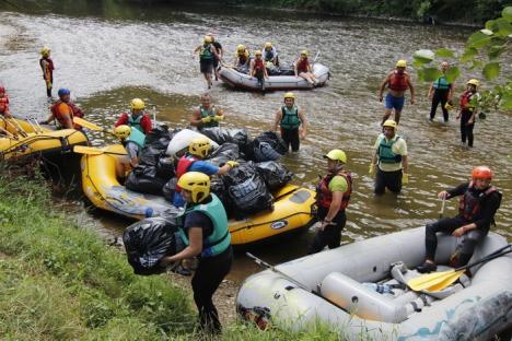 Voluntarii ABA Crişuri şi Master Adventure au curăţat apele Crişului Repede (FOTO)