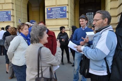 "Adunare culturală" împotriva mutării Muzeului în Cetate, în faţa Primăriei (FOTO)