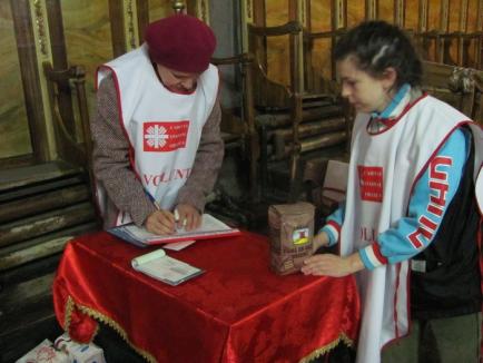 În Postul Mare, Caritas Eparhial a colectat la biserici alimente şi bani pentru cei nevoiaşi (FOTO)