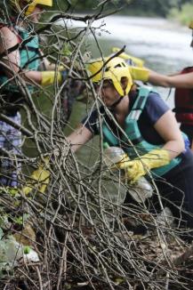 Voluntarii ABA Crişuri şi Master Adventure au curăţat apele Crişului Repede (FOTO)