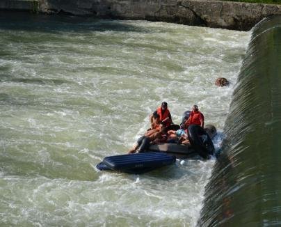 Intervenţie spectaculoasă: Patru copii în pericol de înec, salvaţi de pompieri dintr-un vârtej lângă Podul Dacia (FOTO)