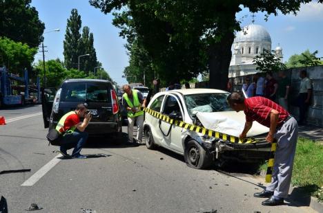 Accident pe Clujului: O Skoda a lovit un Opel şi s-a răsucit de câteva ori pe şosea (FOTO)