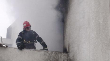 Vilă distrusă de foc pe dealurile Oradiei (FOTO / VIDEO)