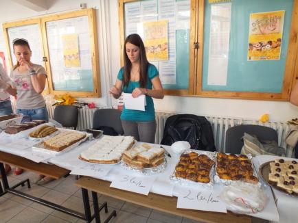 Studenţii orădeni au făcut prăjituri caritabile (FOTO)