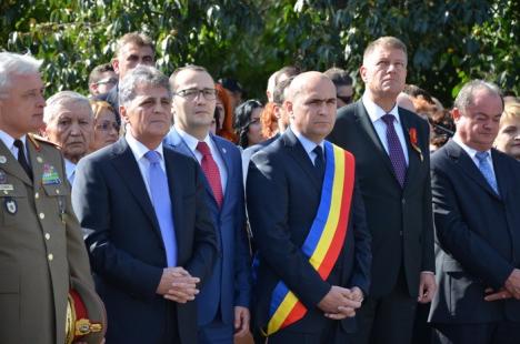 Ziua Oradiei, confiscată de politicieni. În loc de tricolor, PSD-istele şi-au pus în piept "cocarde" cu Victor Ponta (FOTO)