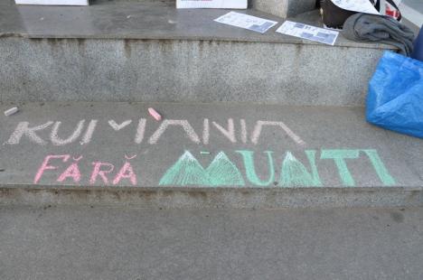 Protestatarii din Piaţa Unirii au trecut la desene pe marmură (FOTO)