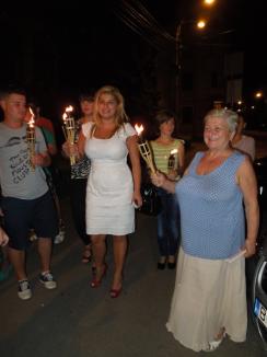 Bucurie la sediul PDL Bihor: fanii lui Băsescu au reaprins "torţele democraţiei" (FOTO)