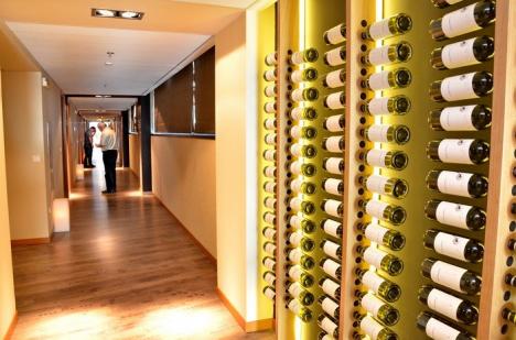 Hotelul Ramada deschide primul Wine Spa din ţară, cu o terasă şi jacuzzi la înălţime (FOTO)