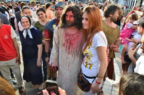 Patimile lui Hristos: Sute de orădeni l-au însoţit pe Iisus pe Drumul Crucii (FOTO / VIDEO)