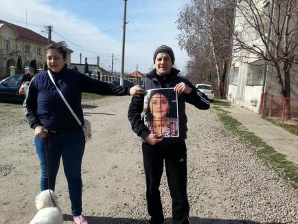 Scandal la Centrul de Plasament din Popeşti: foştii angajaţi au făcut miting de protest, o fată a leşinat (FOTO)