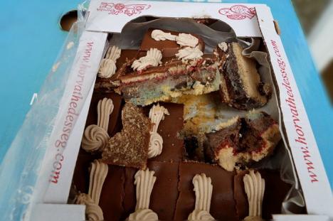 Un orădean a cumpărat prăjituri "valabile", dar mucegăite de la Nova Euro din Velenţa (FOTO)