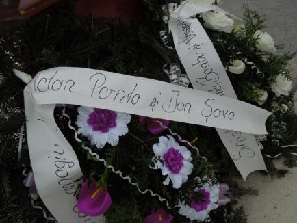Doliu pentru Roşia Montană: Protestatarii au dus un sicriu în Piaţa Unirii, pe motiv că "demnitatea României" a murit (FOTO)