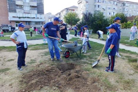 Voluntarii Provident şi picii din Dragoş Vodă au făcut un nou loc de joacă (FOTO/VIDEO)