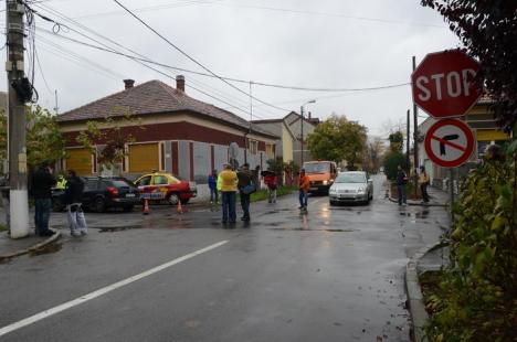 Accident cu trei victime: Şoferul unui Renault nu a oprit la Stop şi a lovit în plin un taxi (FOTO)