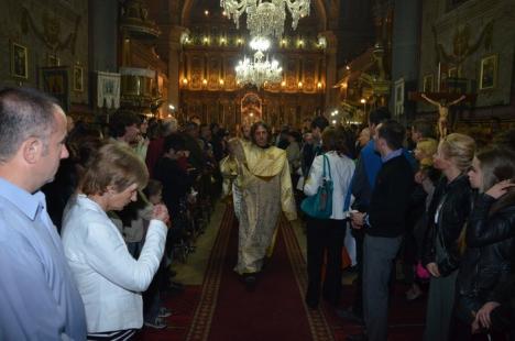 Hristos a Înviat! Sute de orădeni au mers să ia lumină la bisericile din centru (FOTO)