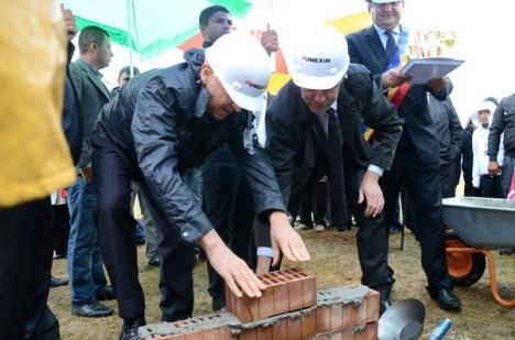 Ca să ne ţină ţiganii acasă, francezii le fac daruri: ambasadorul Franţei a inaugurat şantierul unui centru pentru romii din Tinca (FOTO)