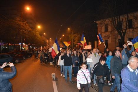 Marş anti-Ponta: Sute de orădeni au strigat "Ponta nu uita că Oradea nu te vrea" (FOTO/VIDEO)