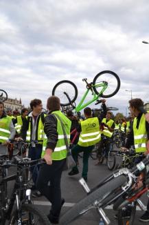 Bicicleta, cel mai rapid mijloc de transport în Oradea. Peste 500 de orădeni au pedalat victorioşi prin oraş (FOTO/VIDEO)