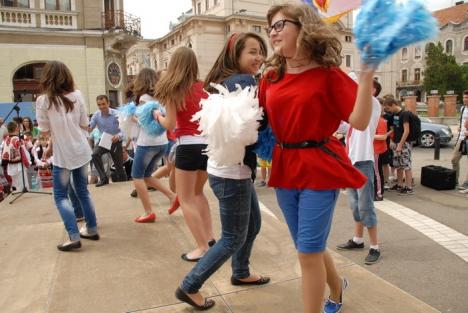 Carnaval european pe străzile Oradiei: Elevii au promovat unitatea în Europa (FOTO/VIDEO)