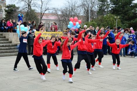 Spectacol în Parcul 1 Decembrie: copiii şi adolescenţii autişti din Bihor au făcut un puzzle ca să atragă atenţia asupra bolii (FOTO)